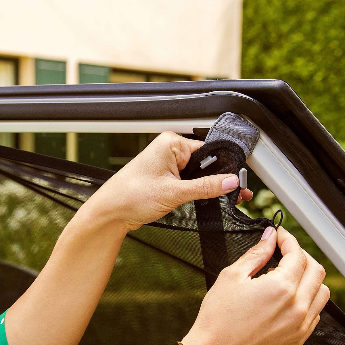 Stretch-to-fit Magnetic Car Sun Shade